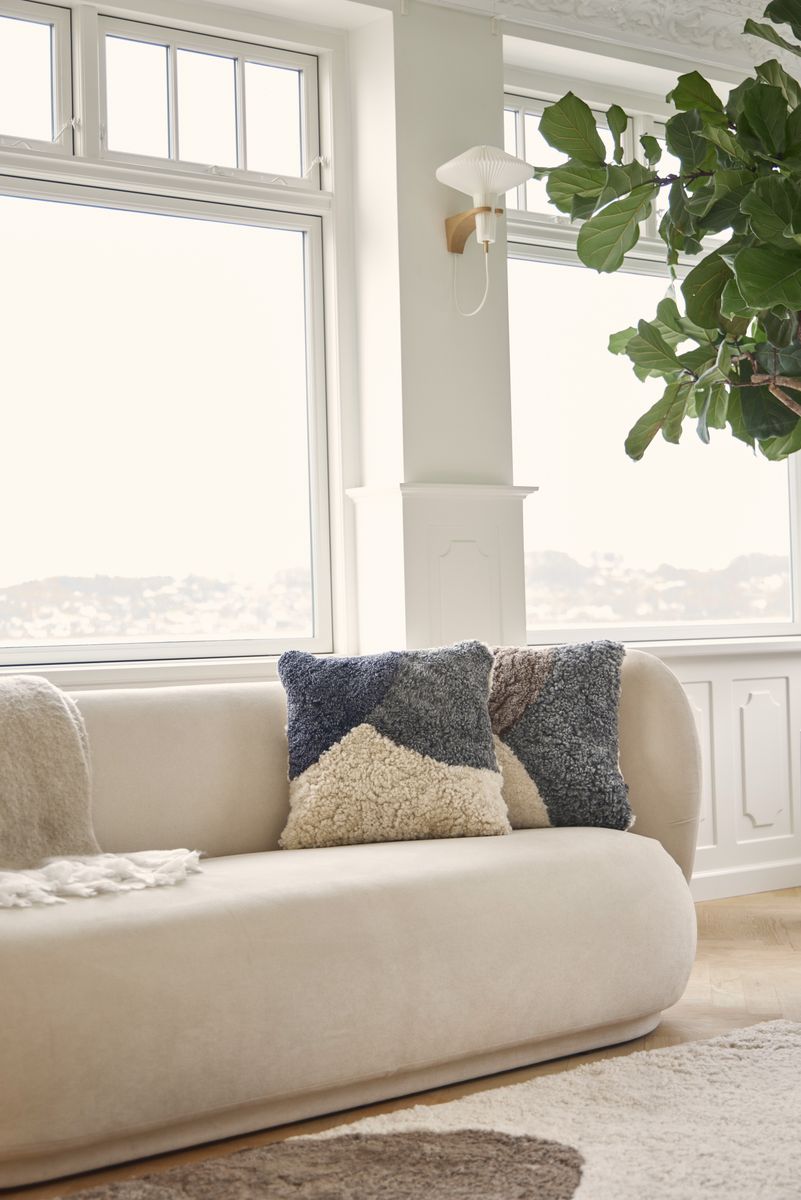 Short-Wool Sheepskin Cushion | Doublesided | 18x18 in Taupe/Graphite/Beige