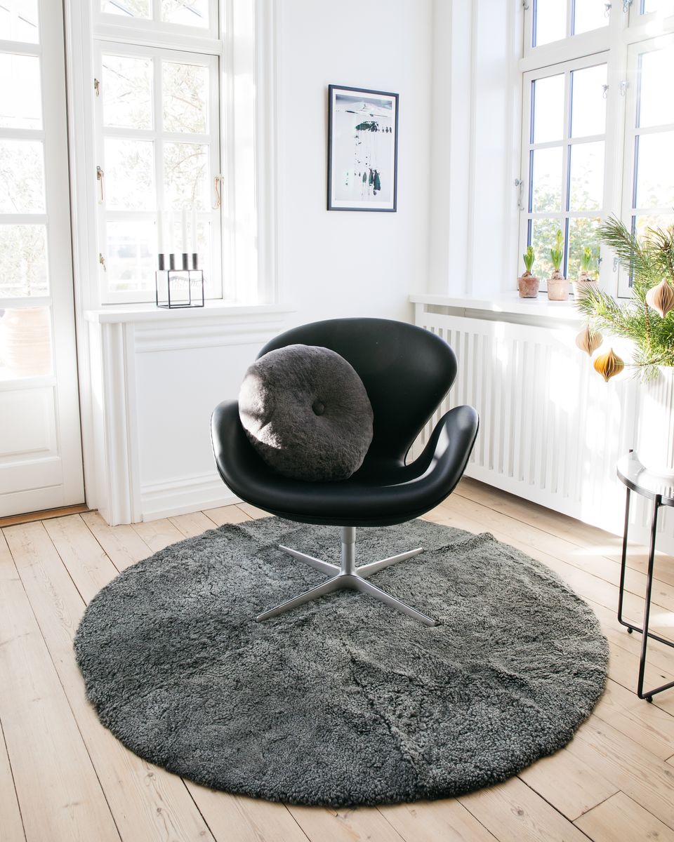 Short Wool Curly Sheepskin Design Rug | D55 in Light Grey
