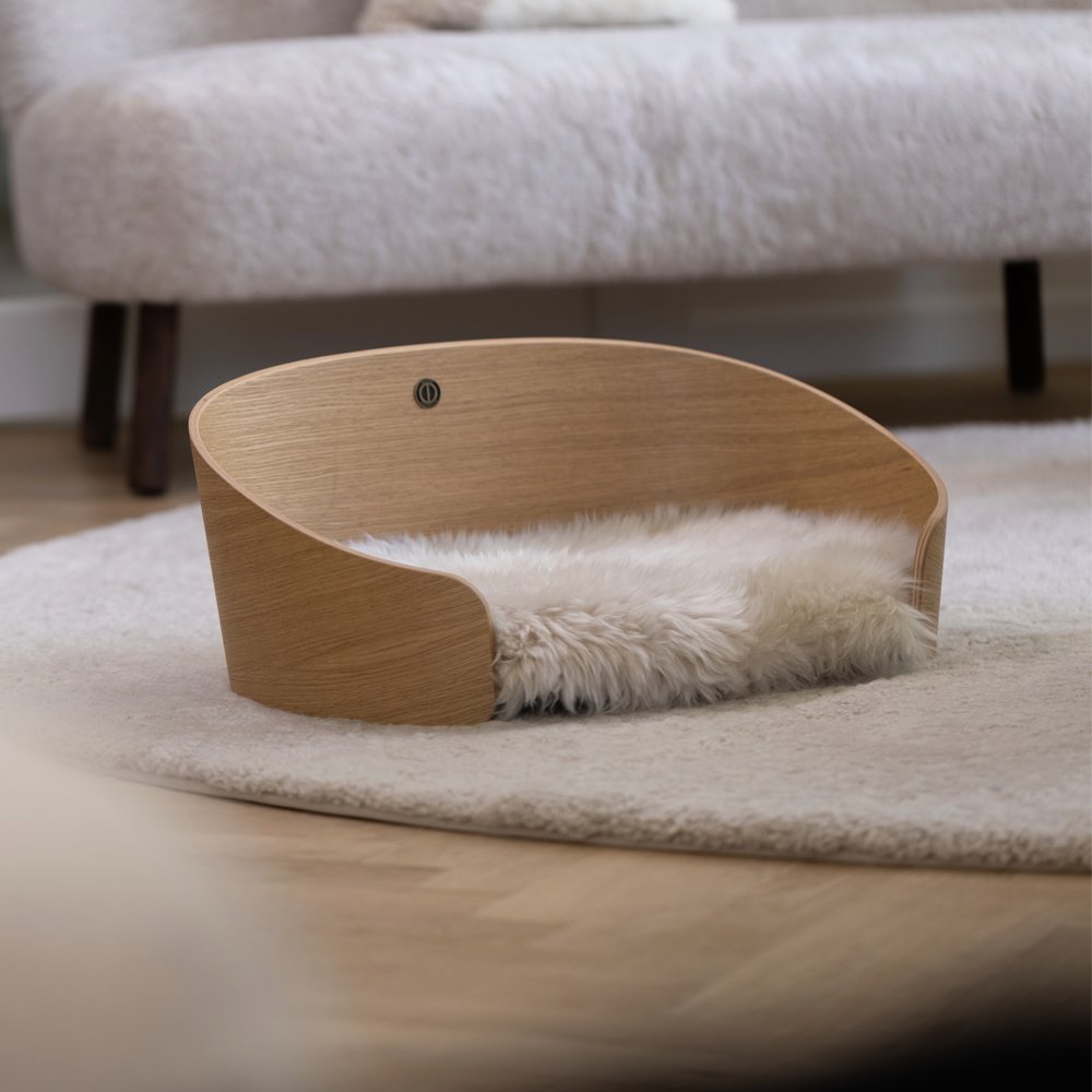 Pet Bed Black Oak/Black Sheepskin