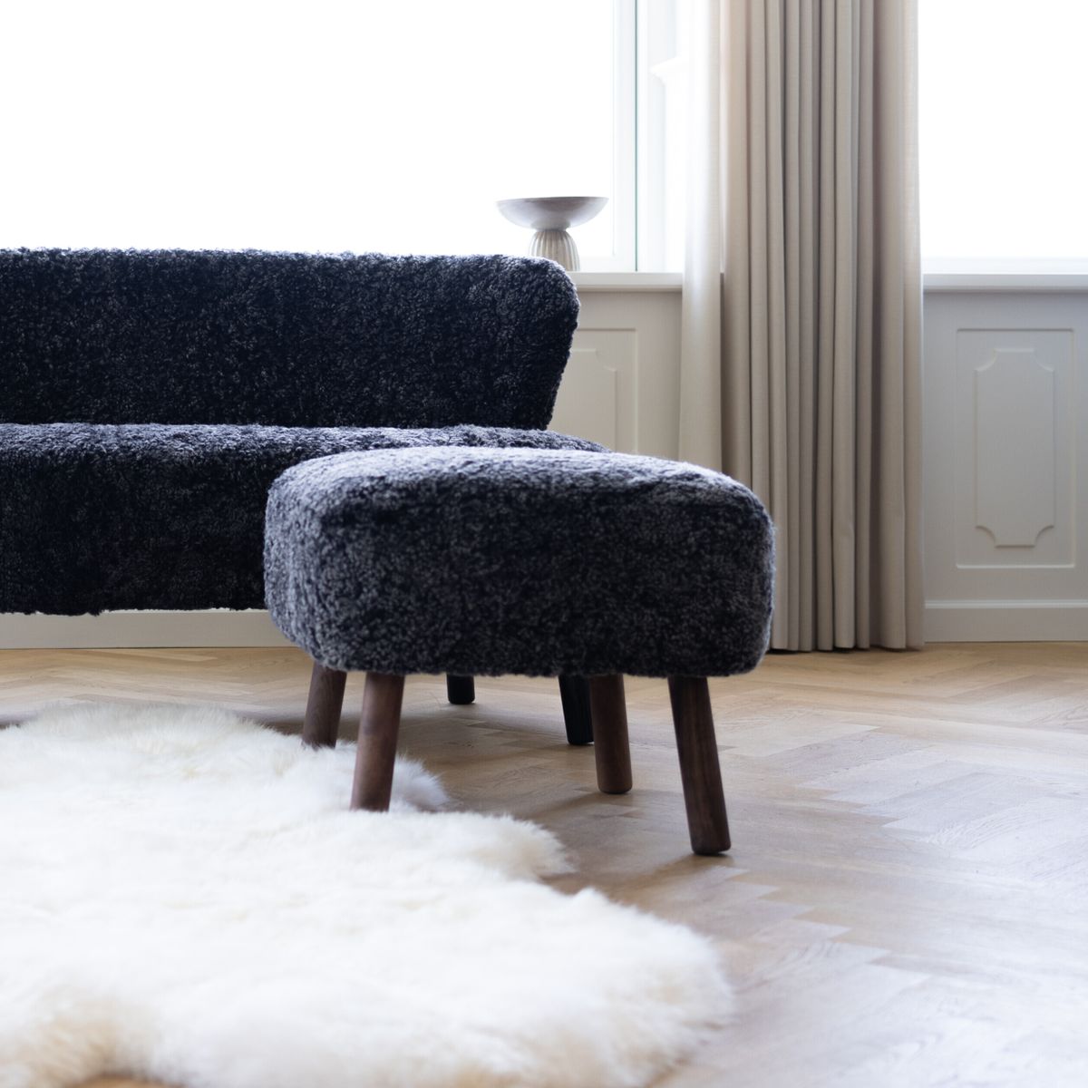 Emily Foot Rest | Short Wool Anthracite