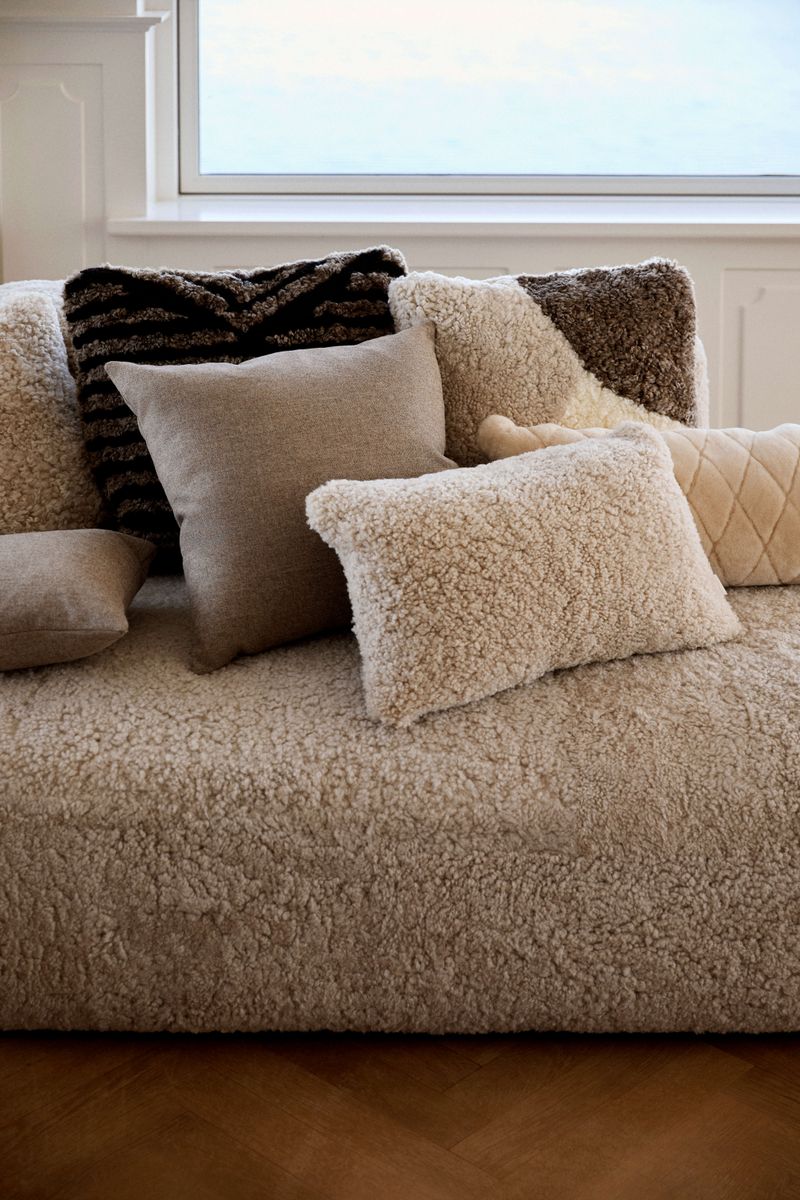 Short-Wool Sheepskin Cushion | Doublesided | 20x20 in Taupe/Black