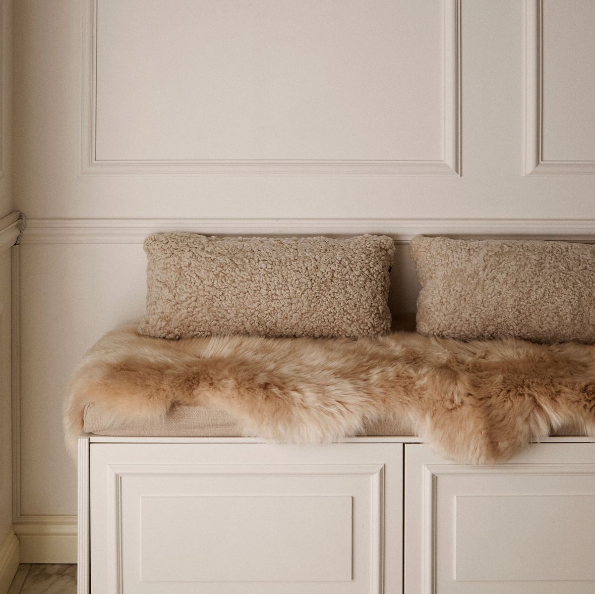 Short-Wool Sheepskin Cushion | Doublesided | 12x24 in Anthracite